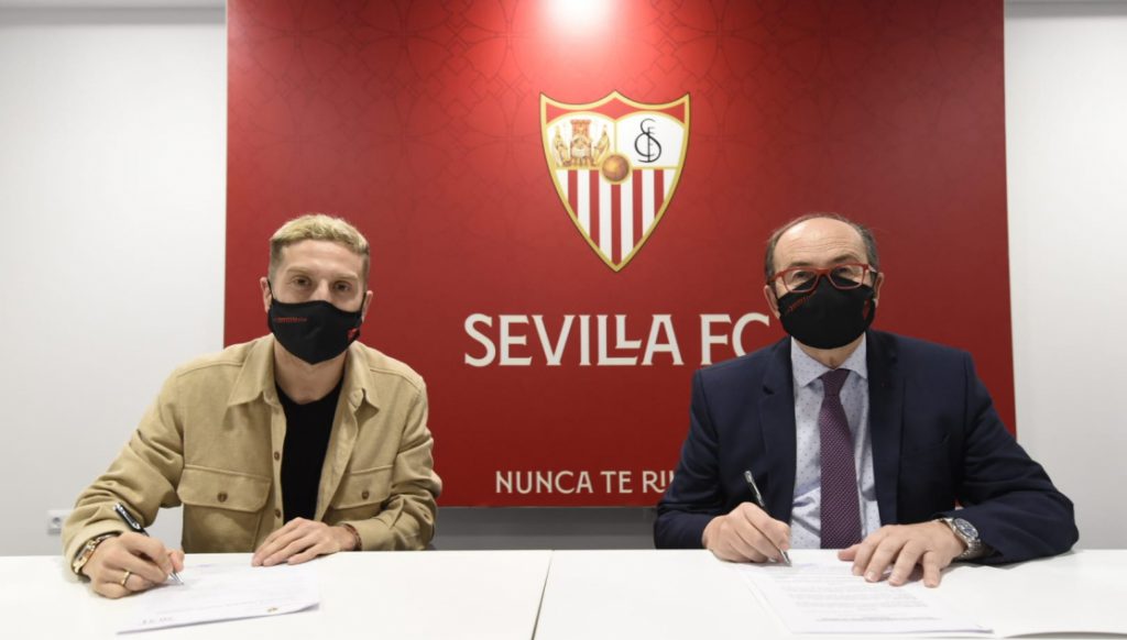 Papu Gómez firmó en Sevilla